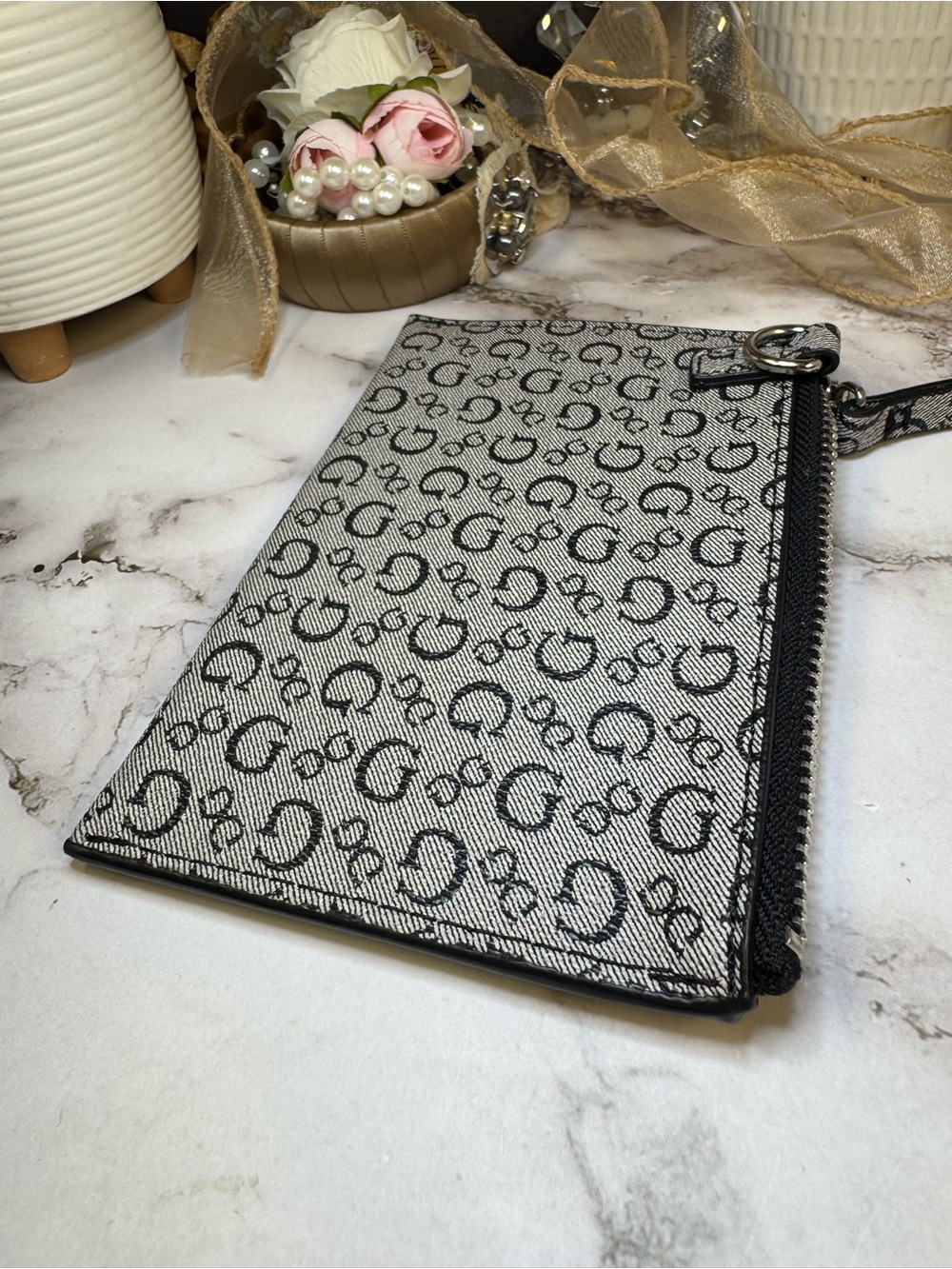 Guess Wristlet - Picture 6 of 8